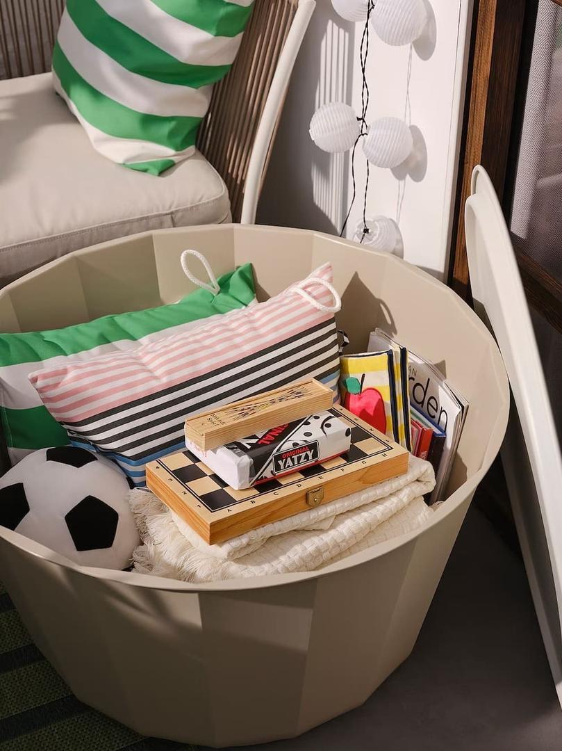 La mesa de centro de exterior de color beige LÅGASKÄR de Ikea