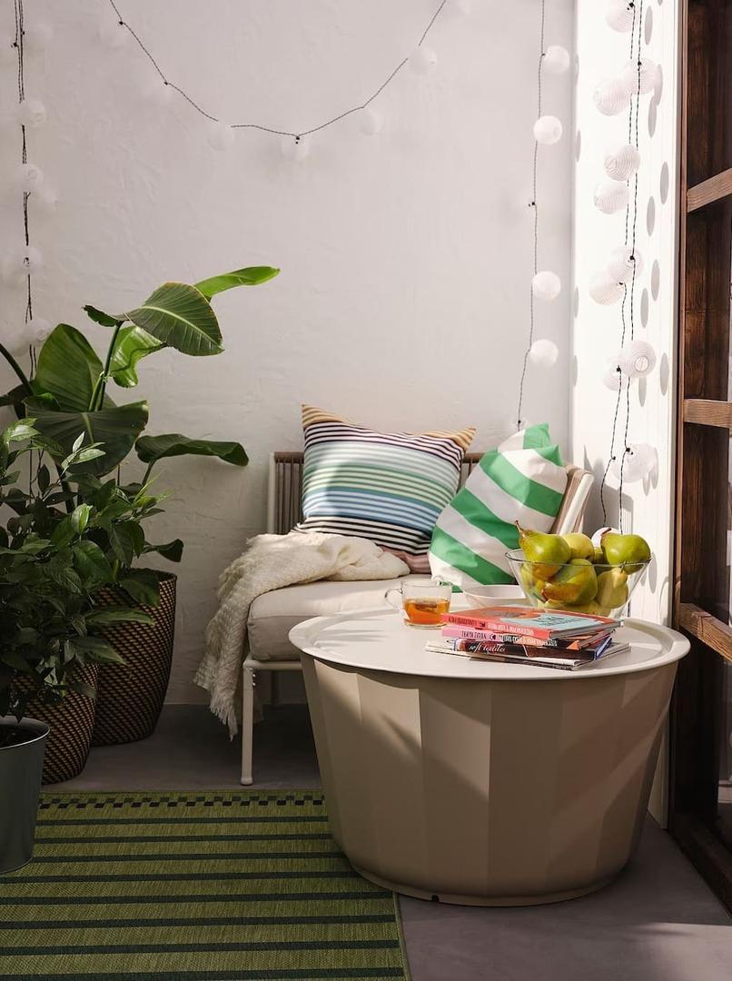 La mesa de centro de exterior de color beige LÅGASKÄR de Ikea