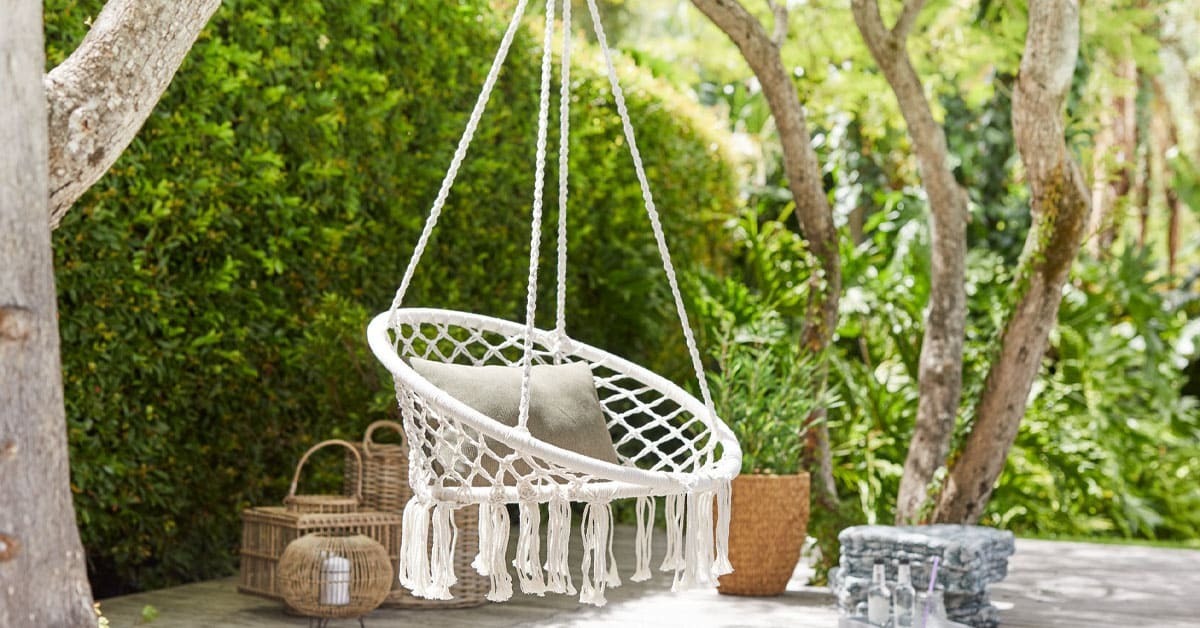 La silla colgante para terraza NITTEDAL color blanco crudo de Jysk