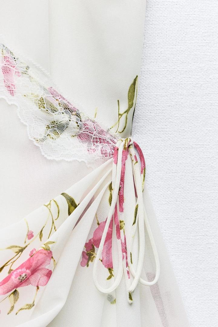 El vestido mini estampado con encaje de Zara