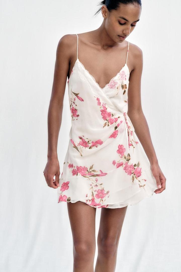 El vestido mini estampado con encaje de Zara