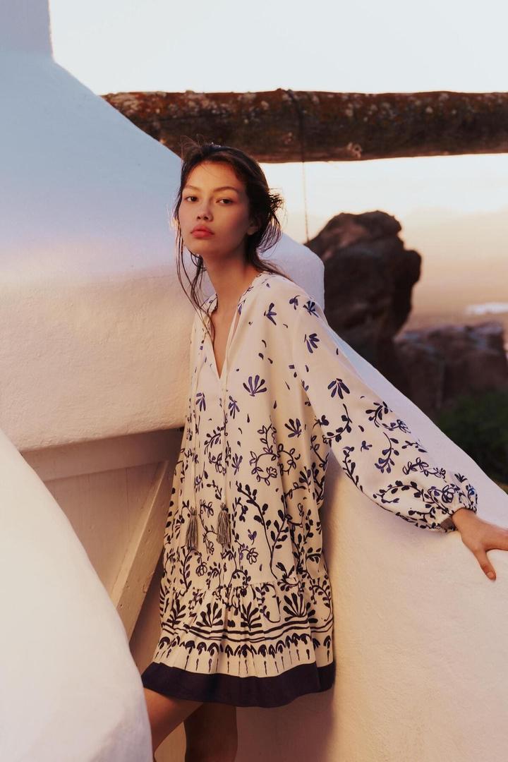 El vestido mini estampado con borlas de Zara