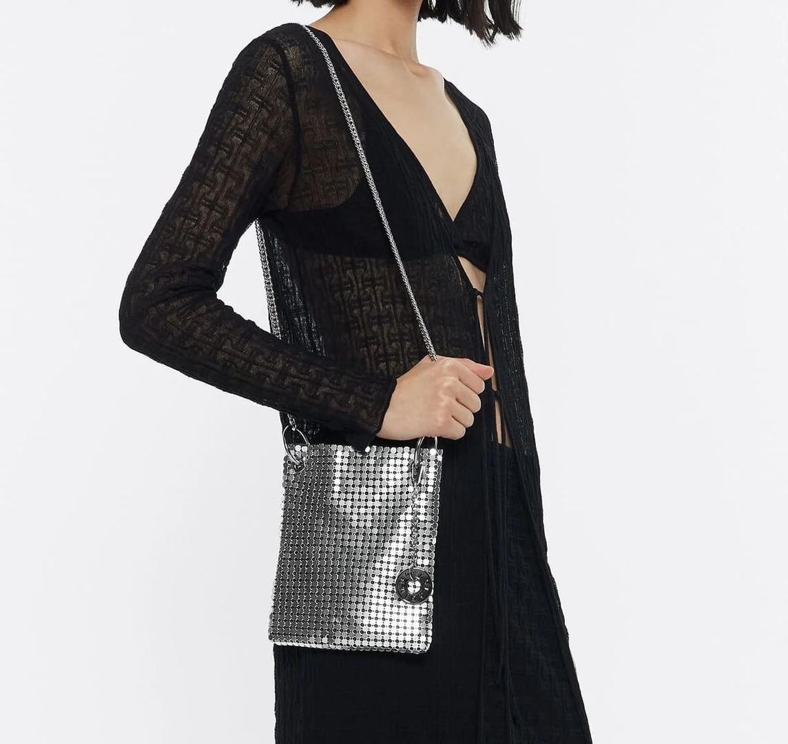 El nuevo bolso plano mini de malla metálica plata de Bimba y Lola