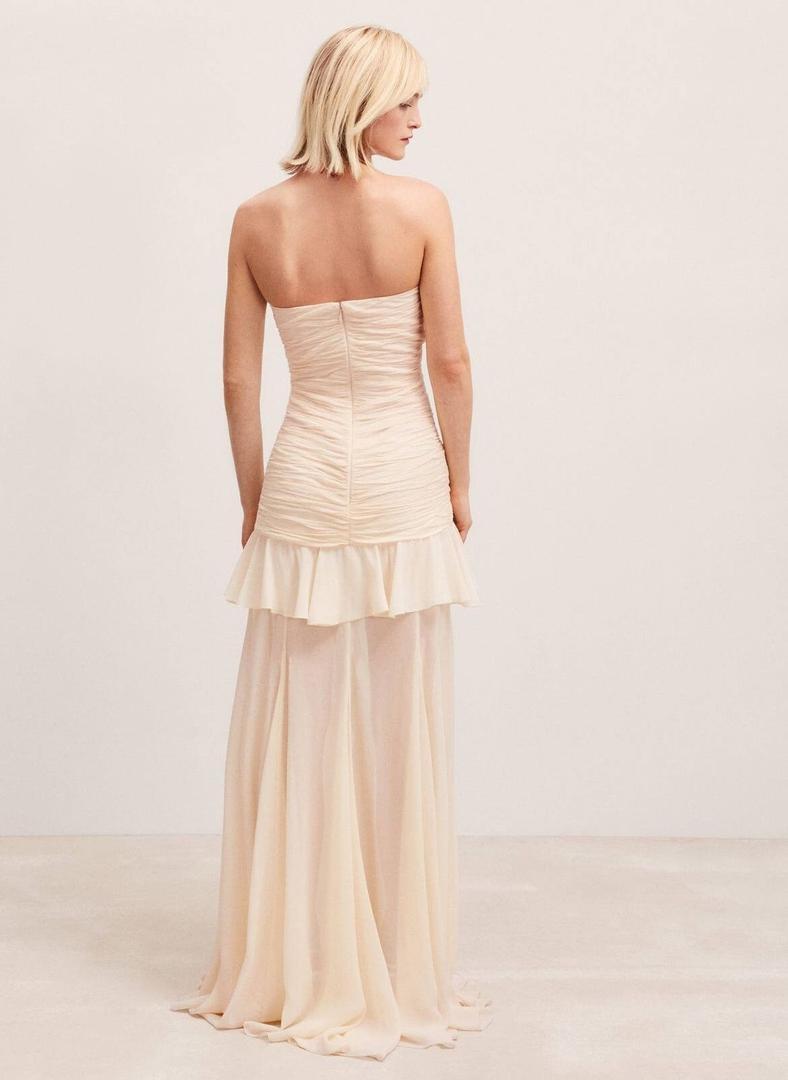 El vestido drapeado con escote corazón estilo mermaidcore de Mango