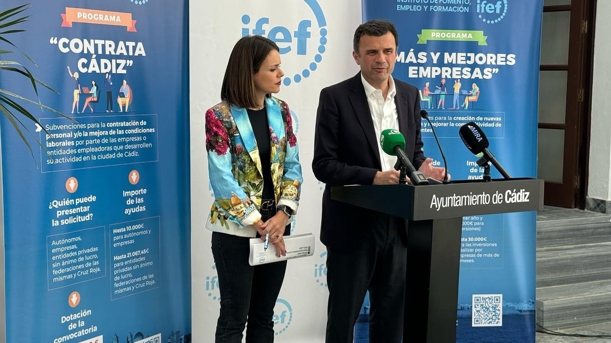 El alcalde de Cádiz, Bruno García, junto a la concejal Beatriz Gandullo