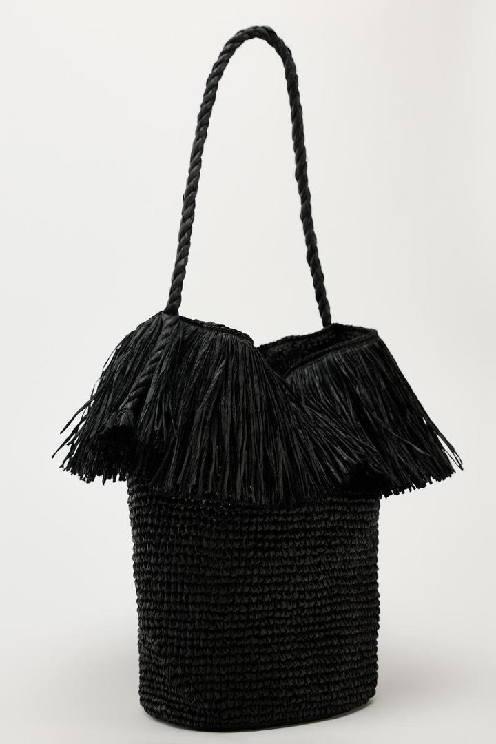 El bolso XXL tipo shopper trenzado con detalles de flecos de Zara