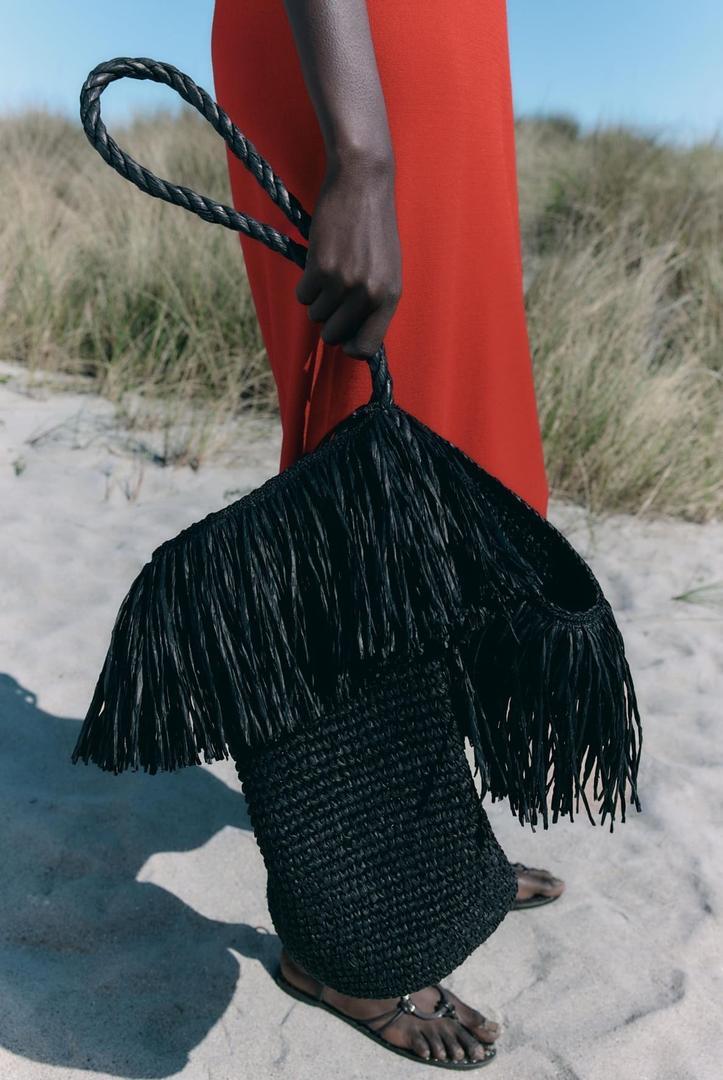 El bolso XXL tipo shopper trenzado con detalles de flecos de Zara