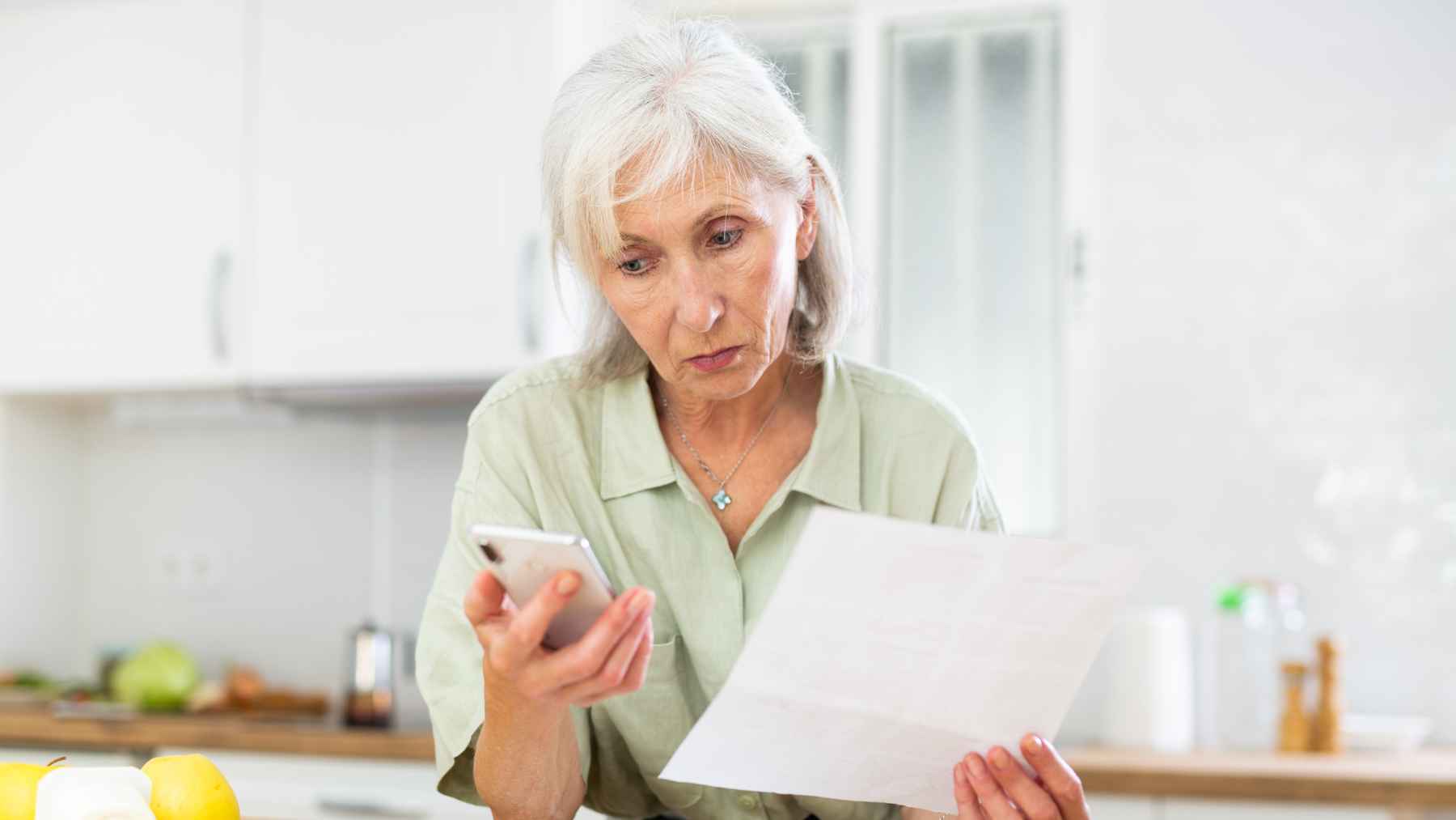 Una pensionista comprueba el estado de su pensión de la Seguridad Social