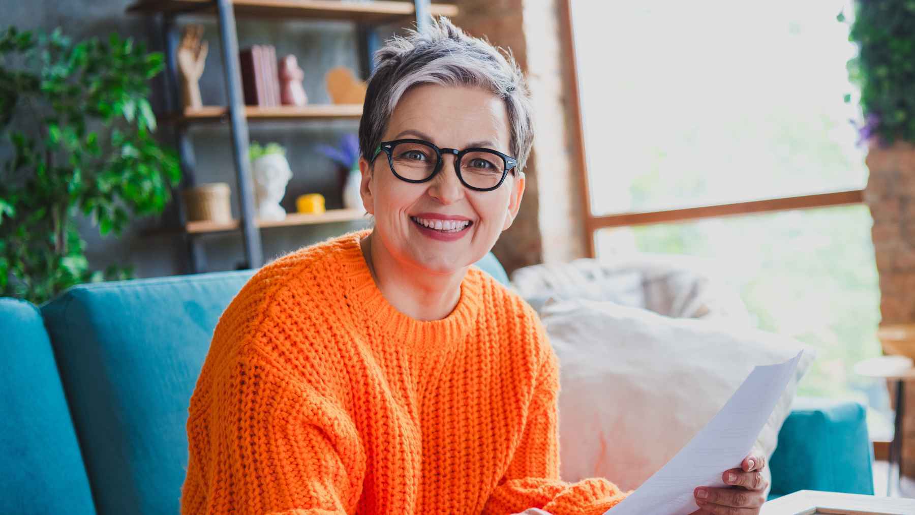 Una pensionista revisa el estado de su pensión de la Seguridad Social