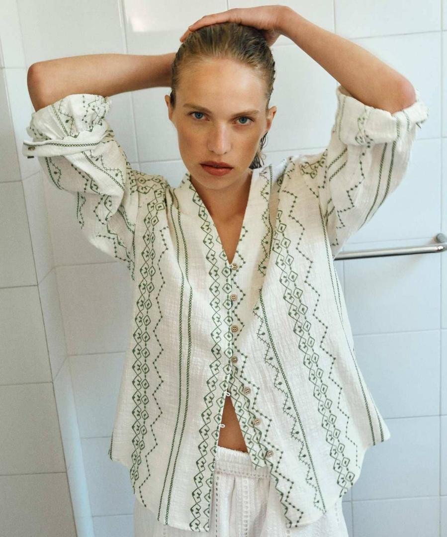 Blusa bordados botón madera de Zara