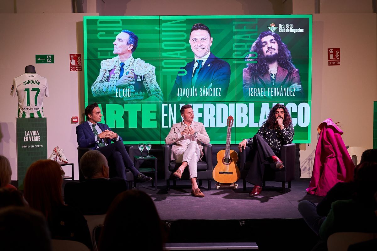 Joaquín Sánchez, Manuel Jesús 'El Cid' e Israel Fernández durante el encuentro 'Arte en Verdiblanco' | Salvador López Medina para El MIRA