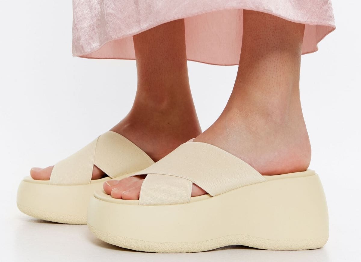 Cuña alta elástico marfil de Bimba y Lola