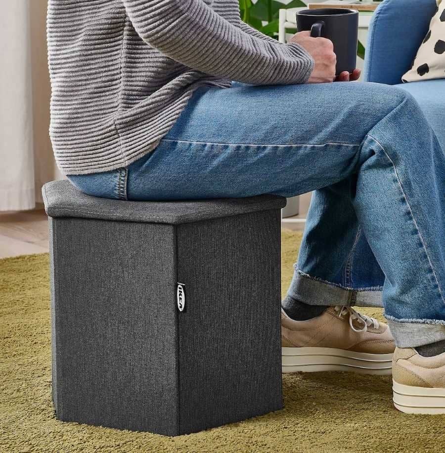 KJUGE Puf + almacenaje gris oscuro de Ikea