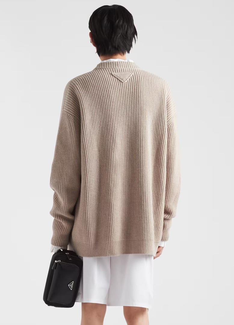 La chaqueta cárdigan de punto con botones de Prada