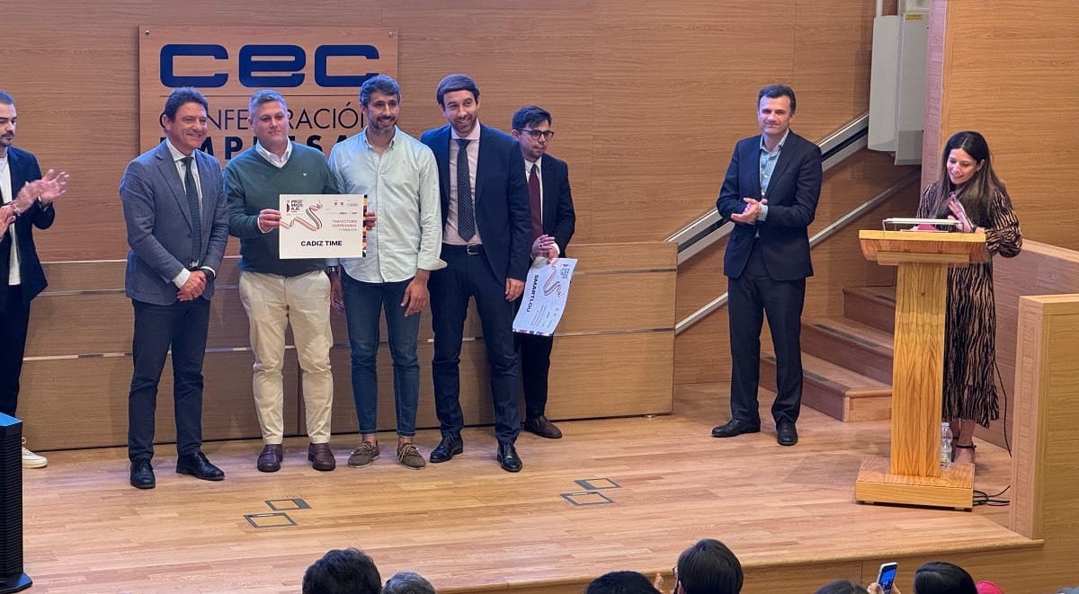 Un momento de la entrega de reconocimientos a los premiados | Rafa Domínguez para ElMIRA