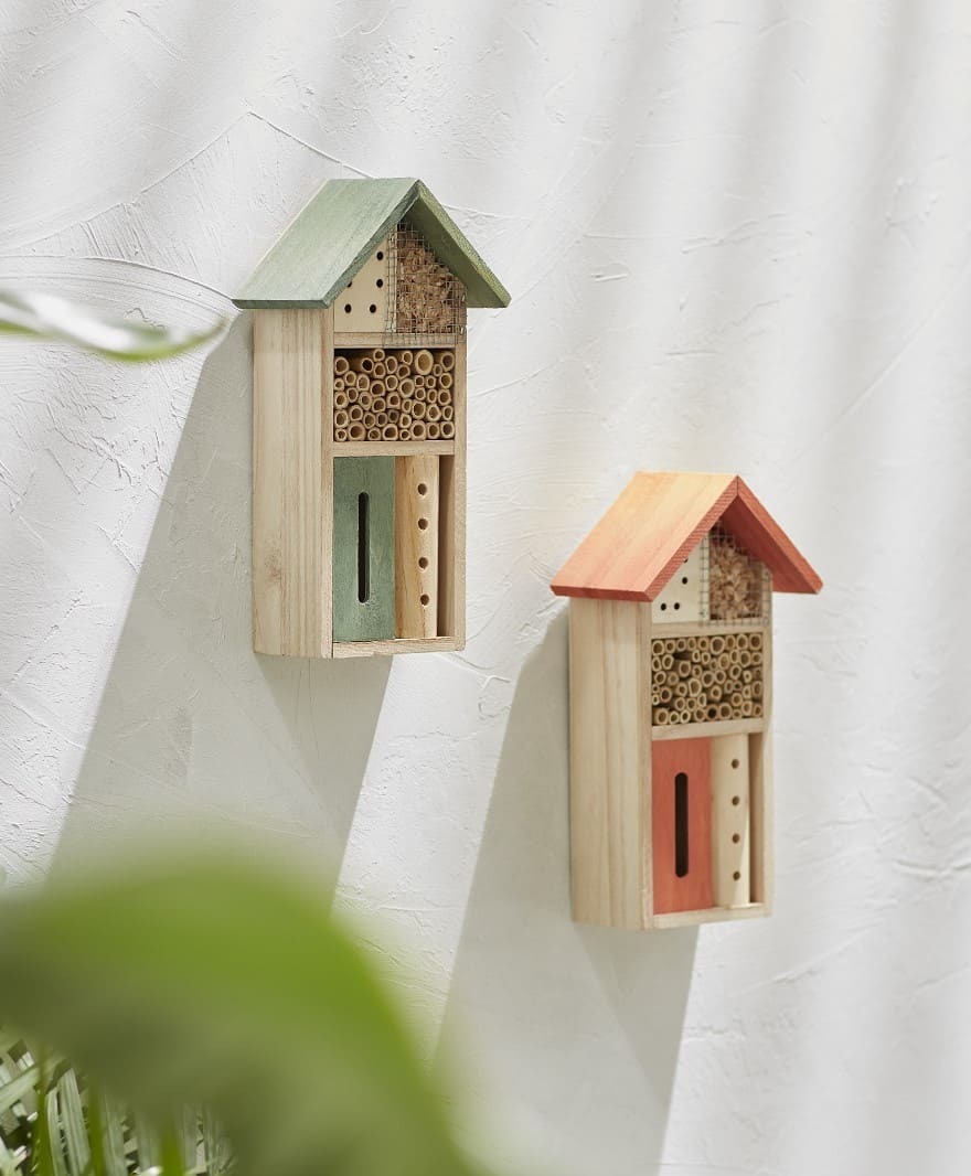 Casa de insectos con tejado