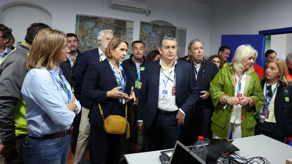 Antonio Sanz visita el Puesto de Mando Avanzado del Gran Premio de MotoGP en Jerez | Cristo García