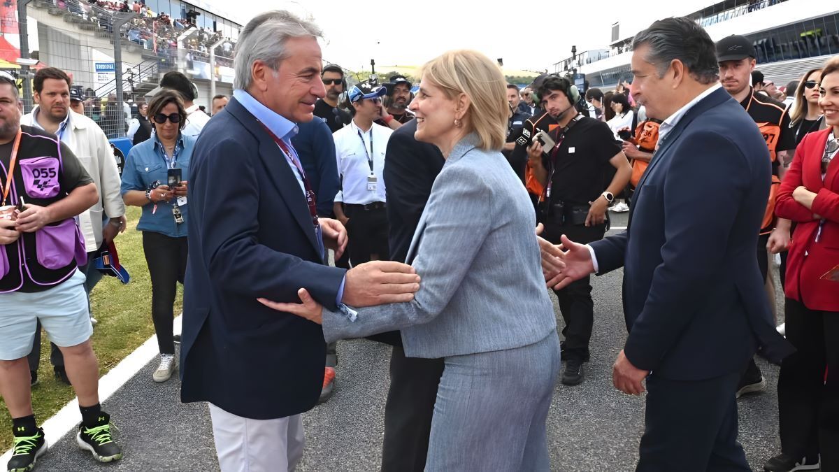 García-Pelayo saludando a Carlos Sainz en el Circuito de Jerez
