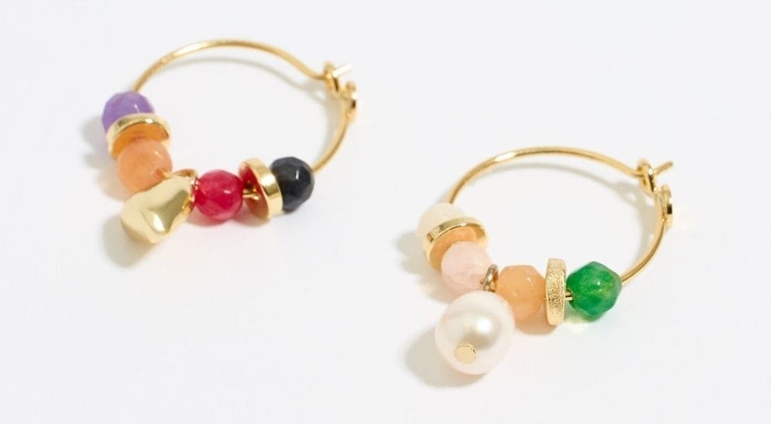 Los pendientes de aro con corazón y perla multicolor de Bimba y Lola