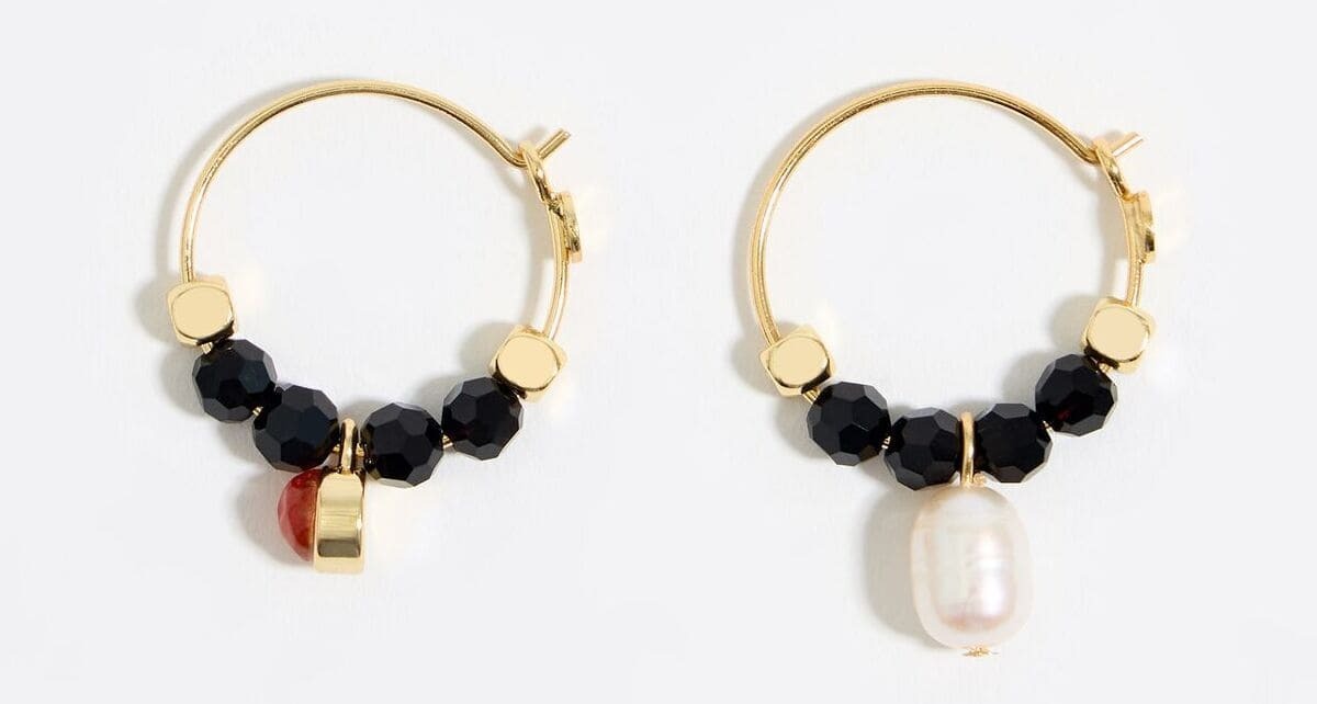 Los pendientes de aro dorados con cristales y piedras de Bimba y Lola