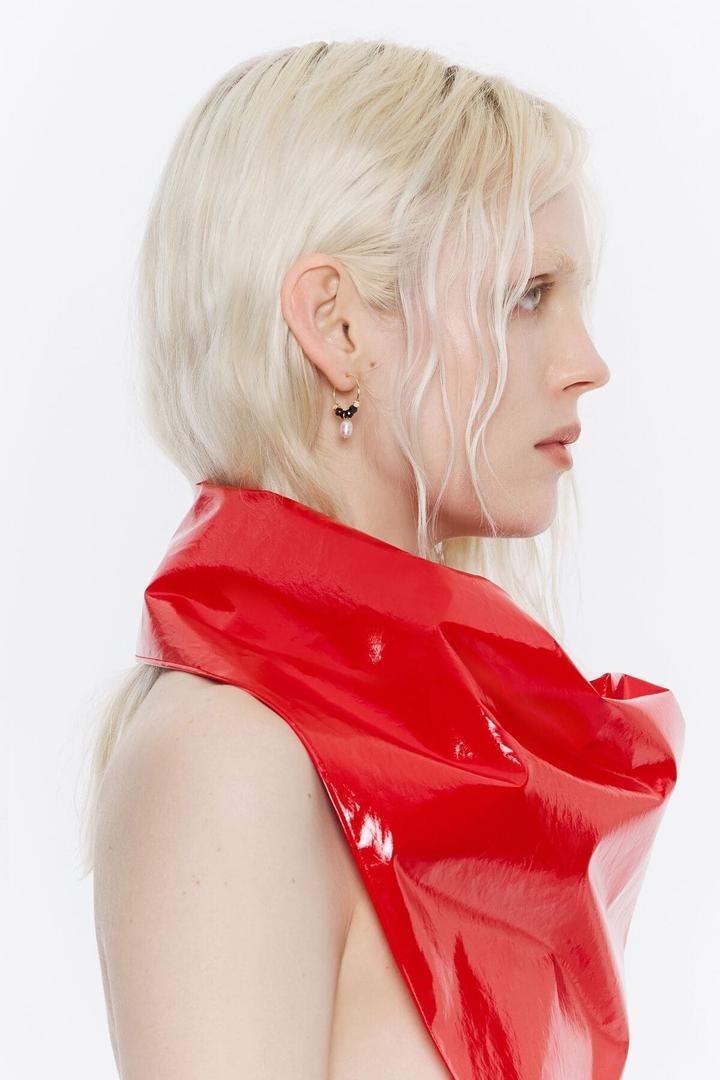 Los pendientes de aro dorados con cristales y piedras de Bimba y Lola