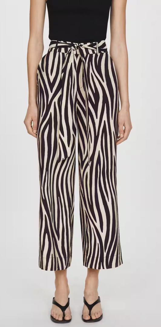 El pantalón estampado 'animal print' con diseño de cebra de Mango