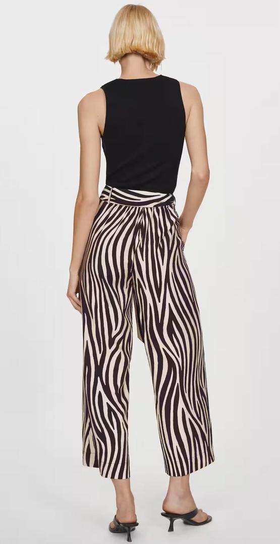 El pantalón estampado 'animal print' con diseño de cebra de Mango