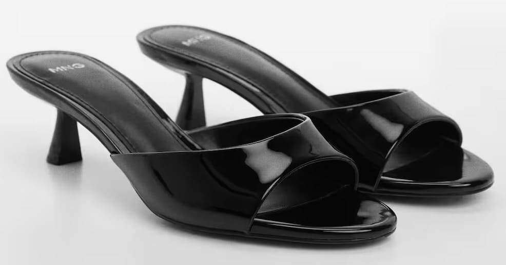 Las sandalias de tacón efecto charol negras de Mango