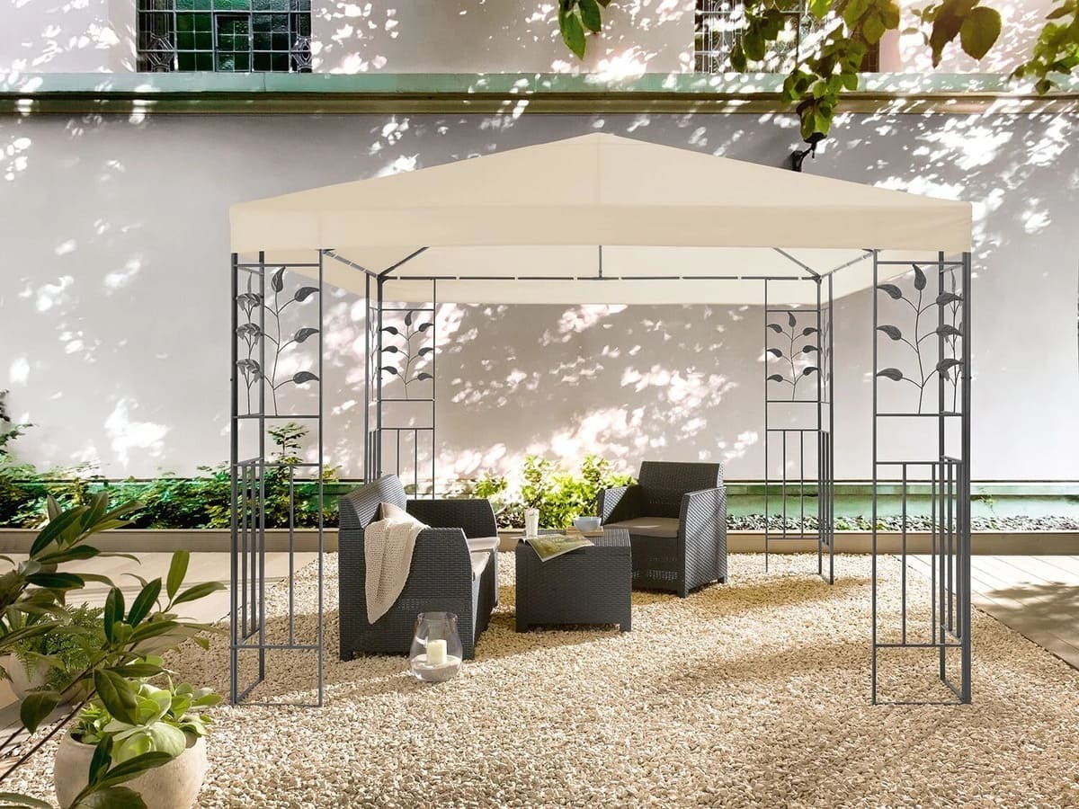 Carpa con adornos de hojas