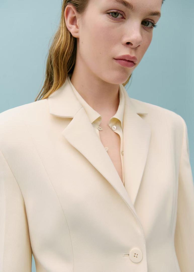 El traje de chaqueta con costuras color crudo de Mango