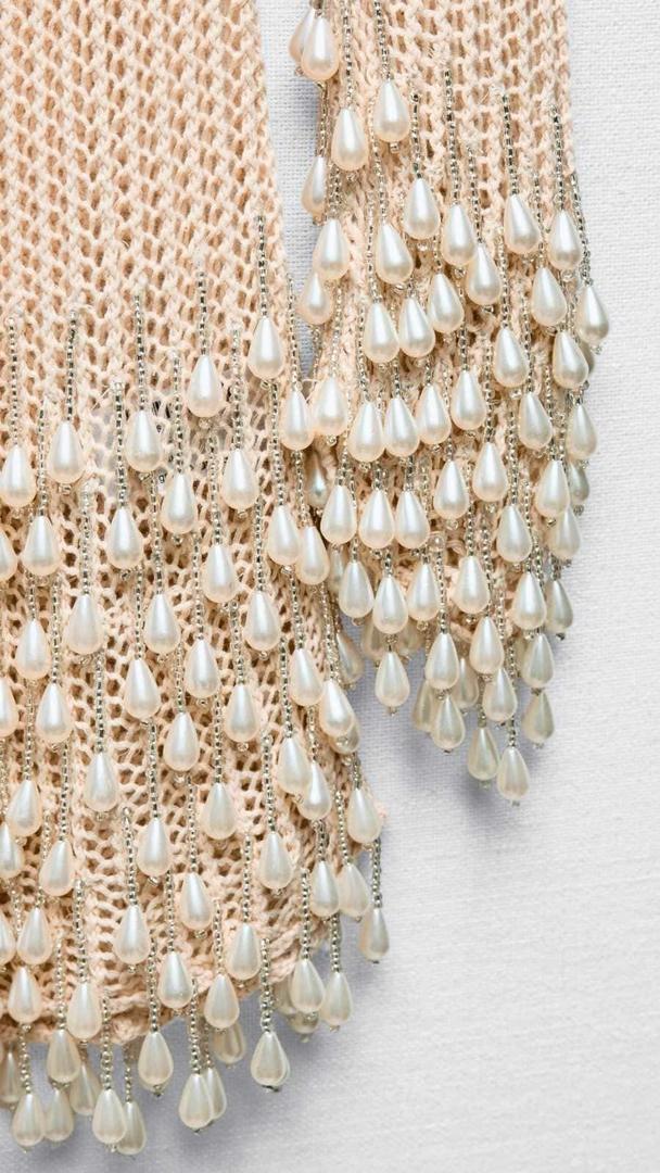 Vestido punto flecos perlas de Zara