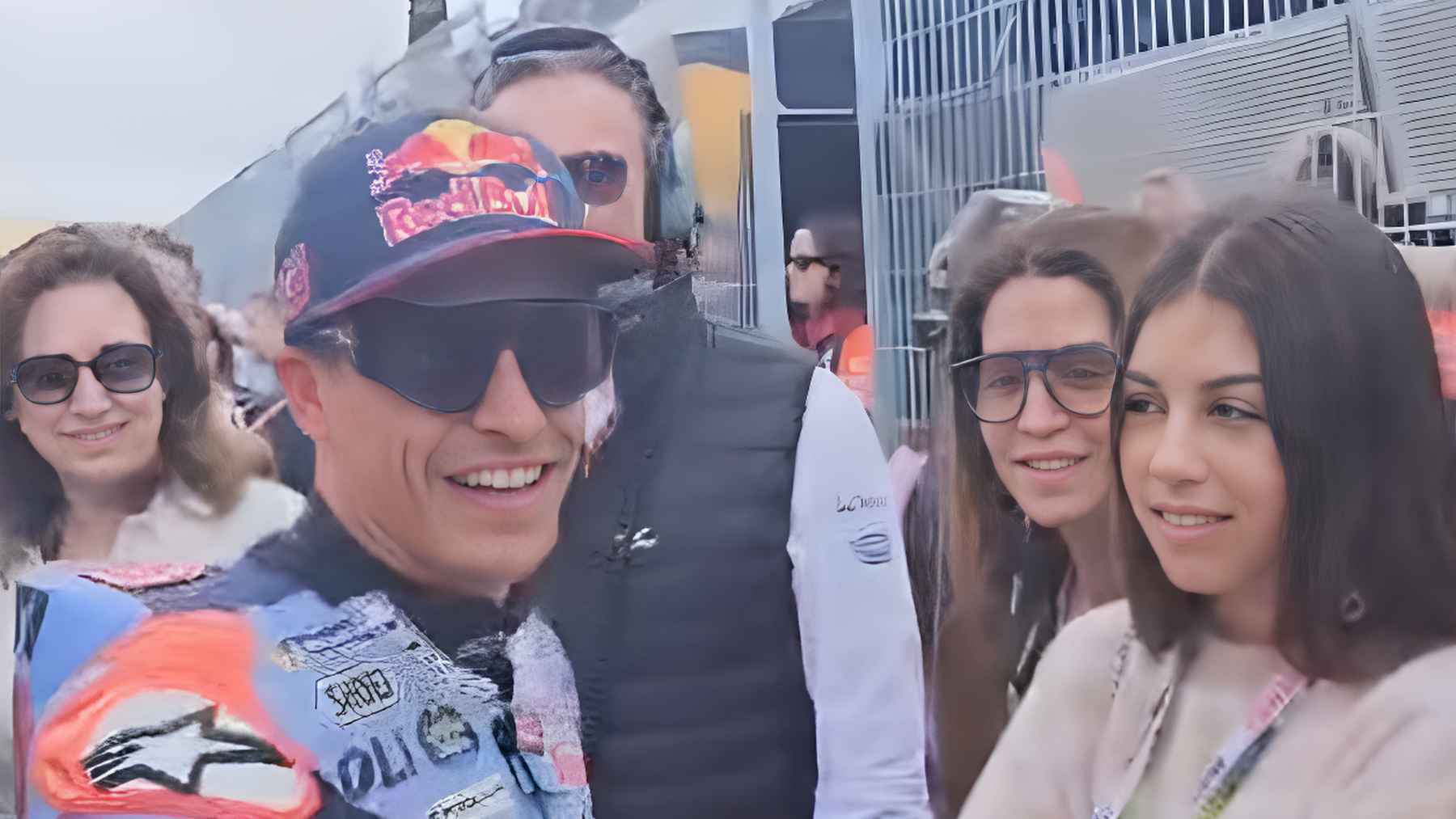 Marc Márquez junto a Susana Saborido y Daniel en el Circuito de Jerez