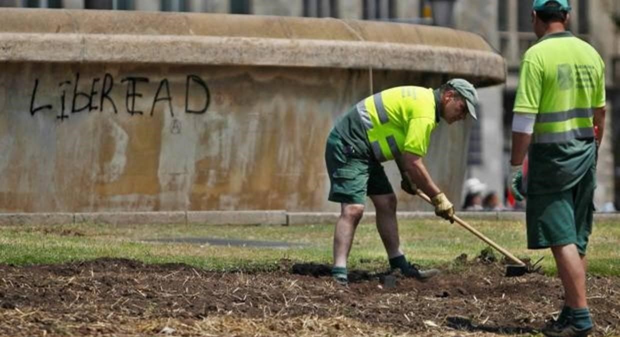 Dos hombres ejercen de jardineros