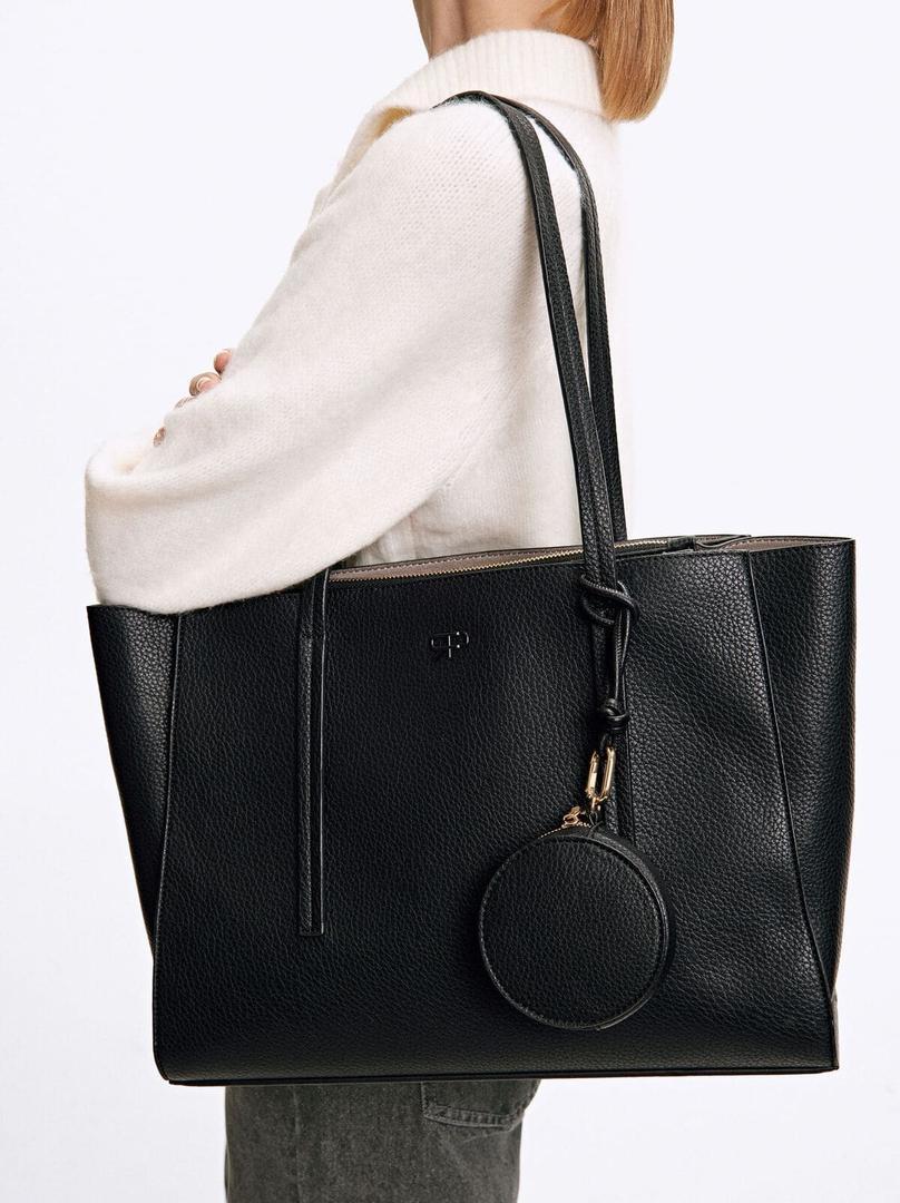 El bolso shopper con colgante negro de Parfois