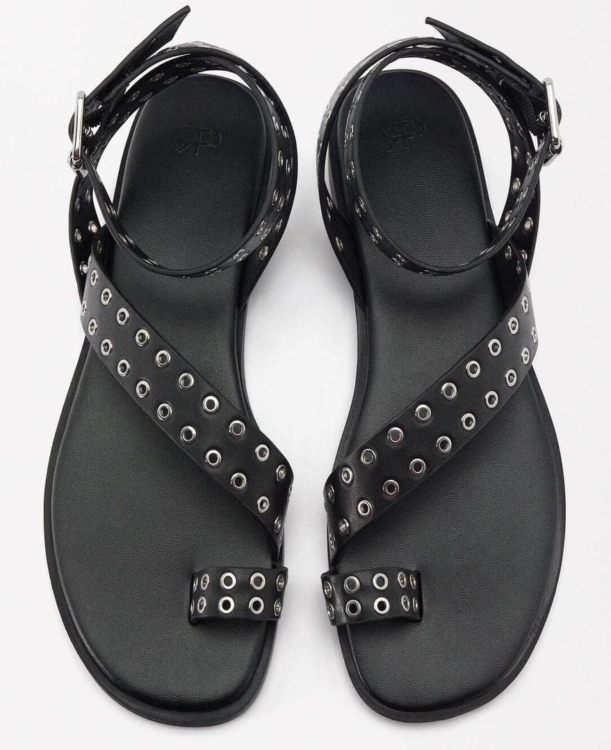 Las nuevas sandalias planas con tachuelas de color negro de Parfois