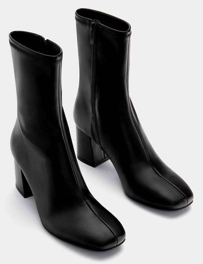 Los botines con tacón básico de color negro de Pull&Bear