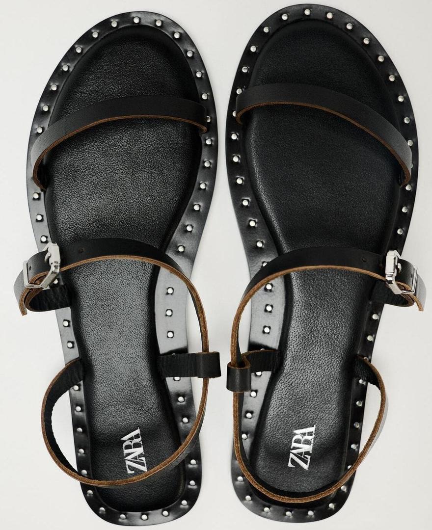 Las nuevas sandalias planas de piel negras de Zara