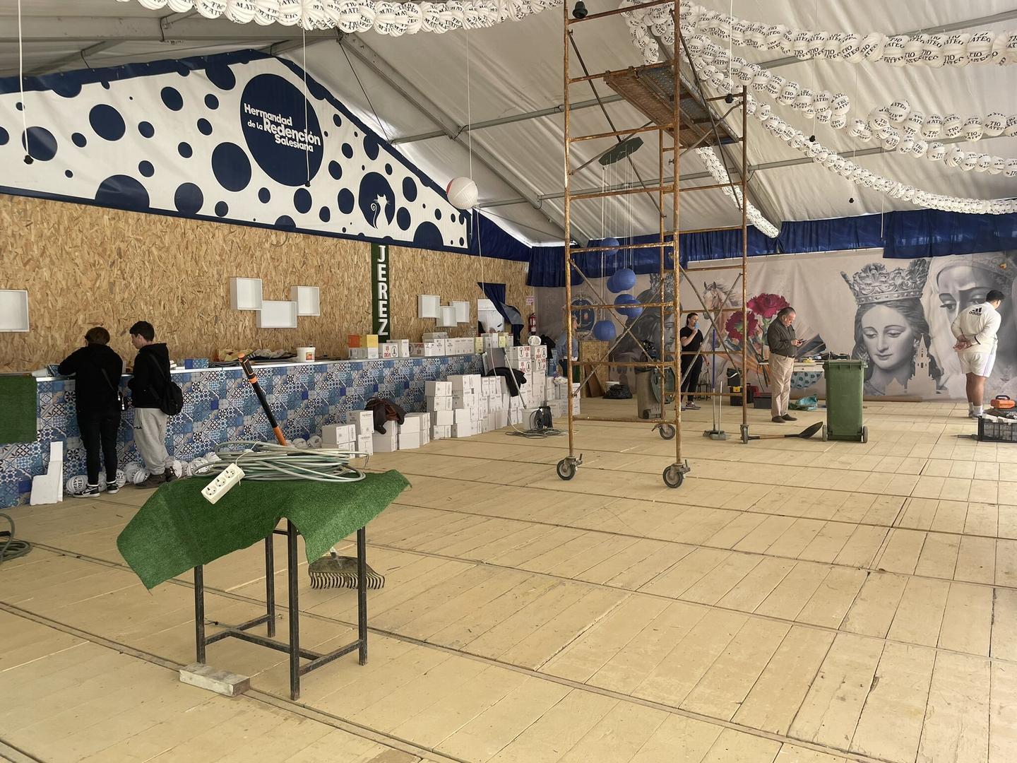 Preparativos en la caseta de la Hermandad de la Redención