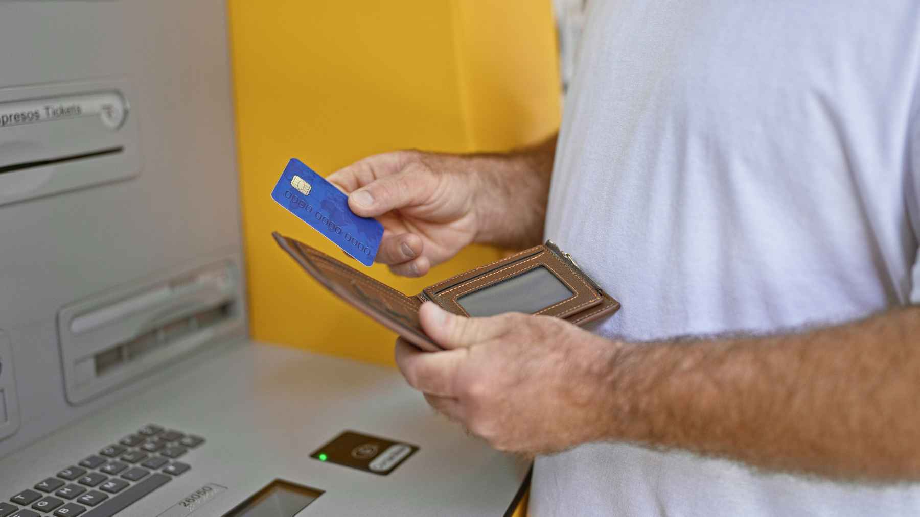 Un pensionista acude al banco para sacar dinero de su pensión de la Seguridad Social