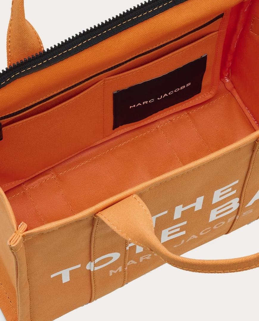 El bolso shopping Tote Medium de tejido color naranja de Marc Jacobs en El Corte Inglés