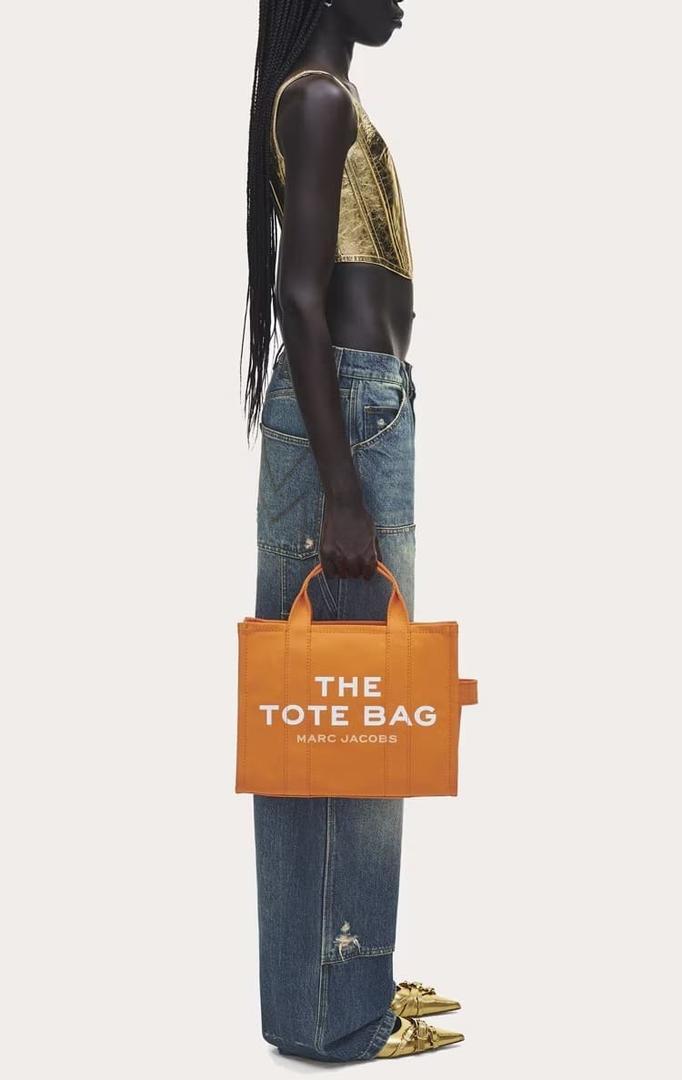 El bolso shopping Tote Medium de tejido color naranja de Marc Jacobs en El Corte Inglés