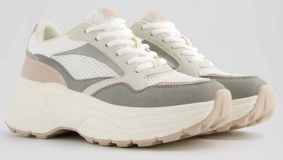 Las zapatillas combinadas con rejilla y plataforma XL de Bershka