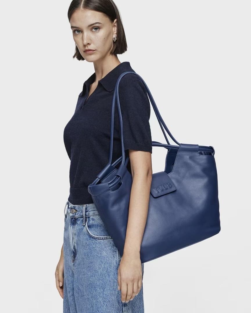 El nuevo bolso capazo grande de piel azul marino Tous Sun