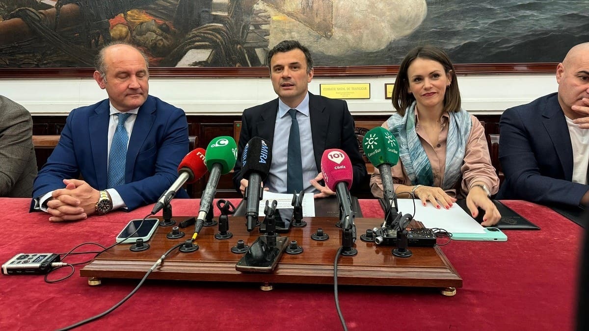 García, rodeado de parte de su Equipo de Gobierno | Rafa Domínguez