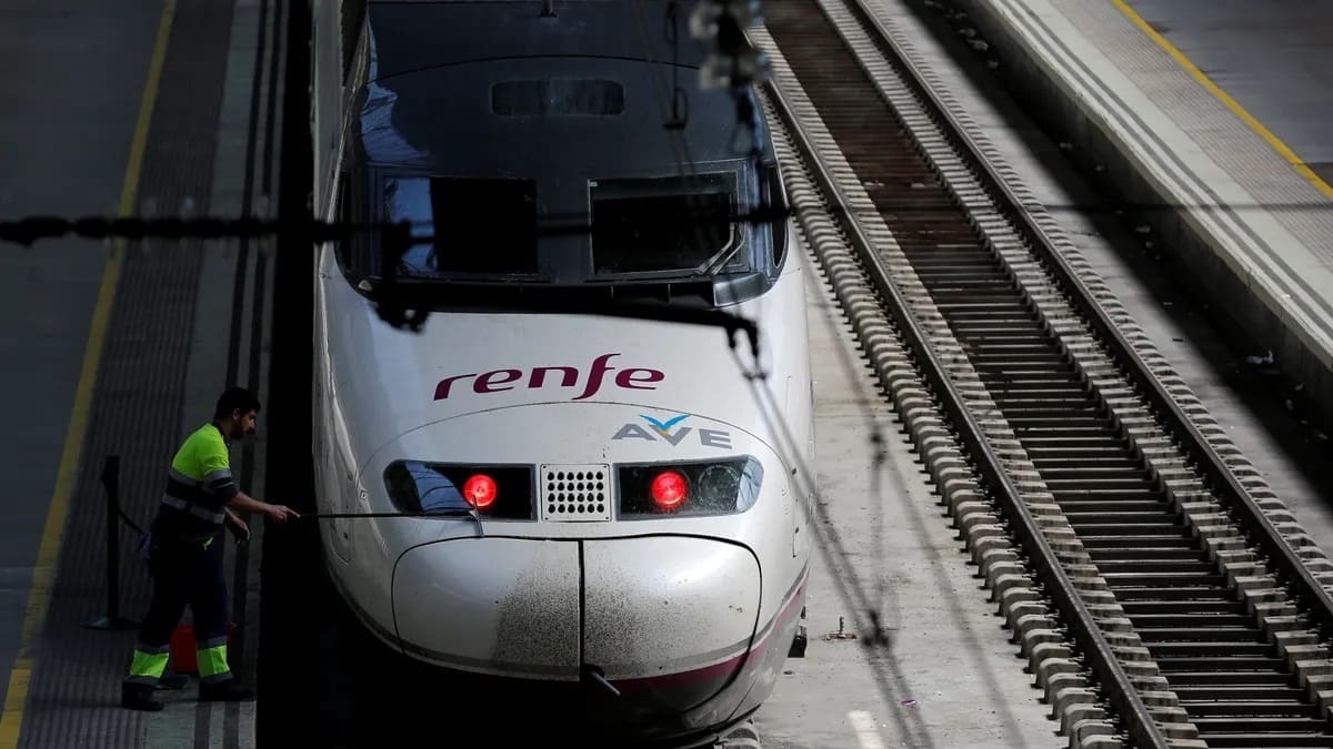 Un tren AVE en la estación de Santa Justa