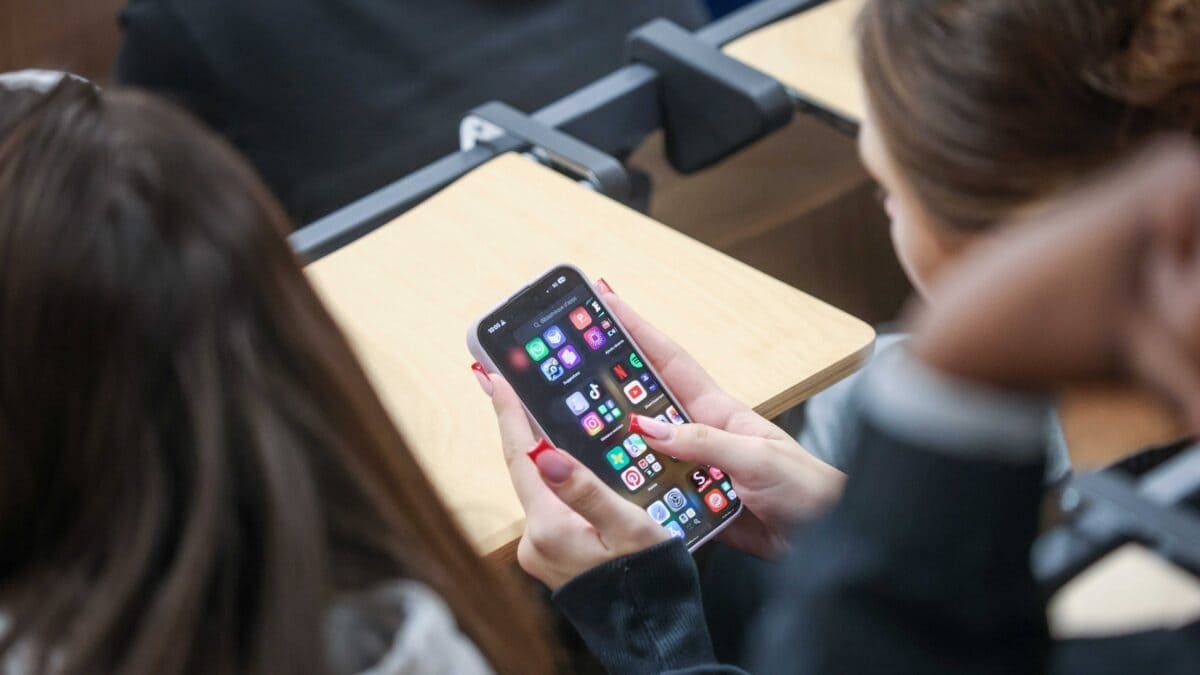 Una niña consulta el móvil durante una clase