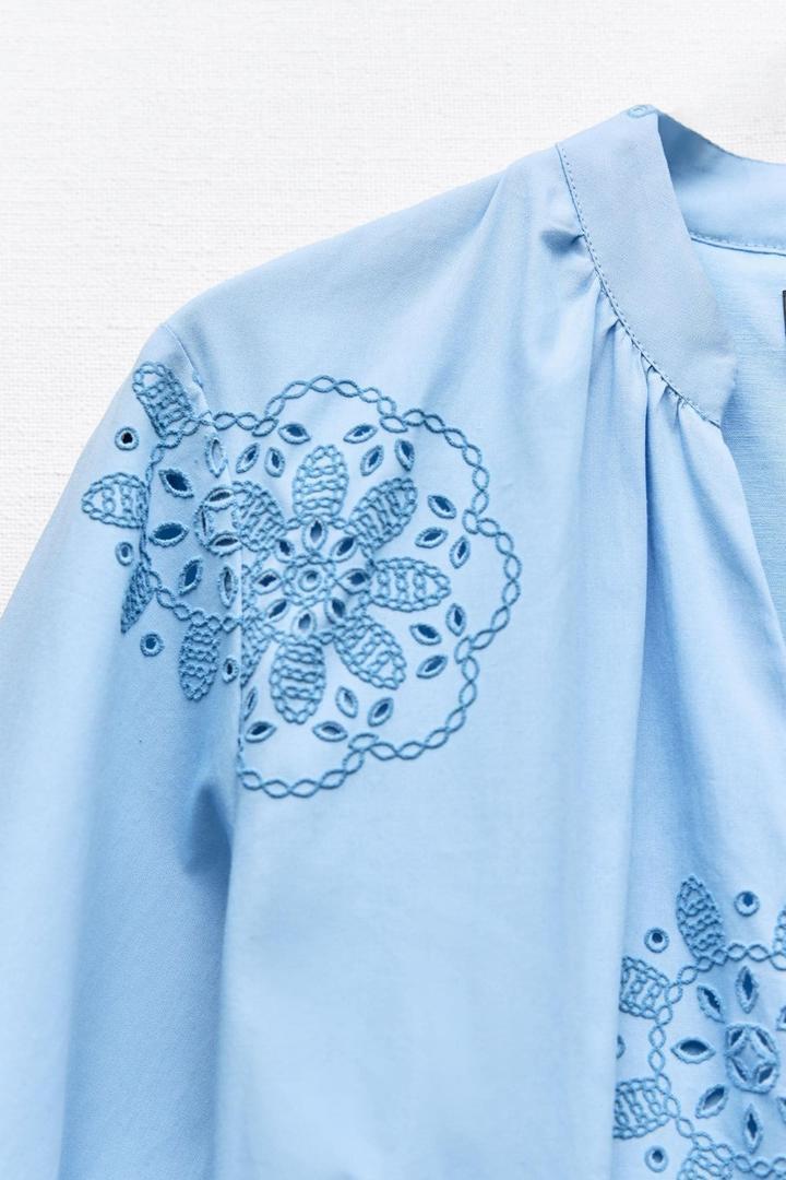 Vestido de popelín bordado engomado de Zara