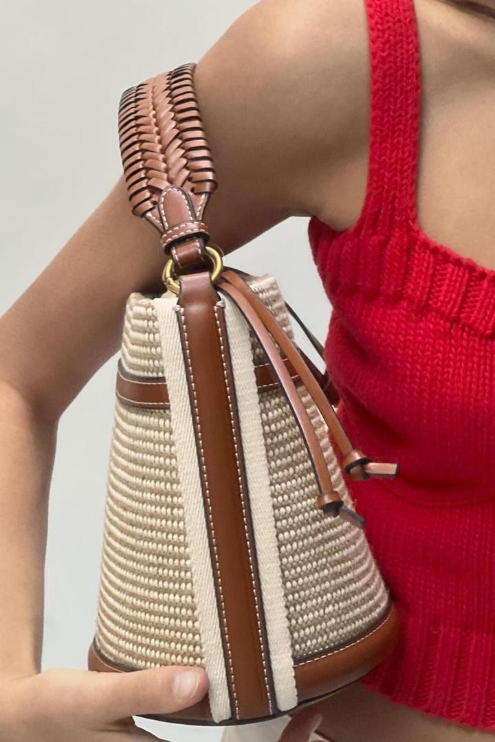 El bolso bucket de color beige claro de Zara