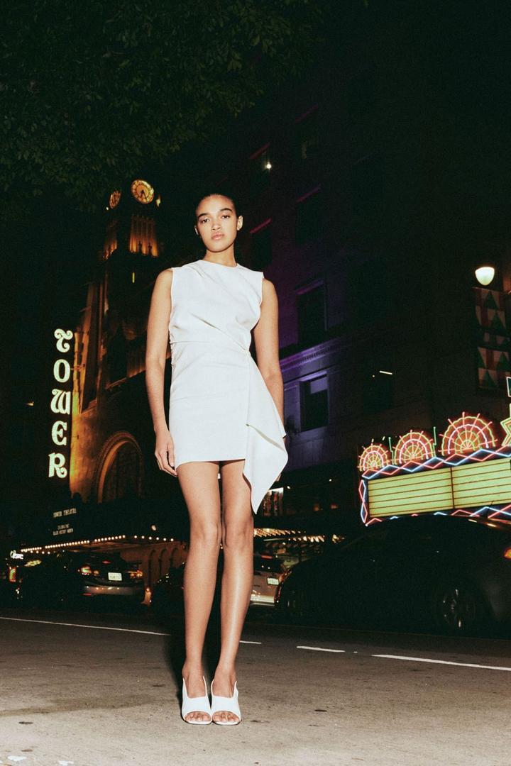 El nuevo vestido mini con estilo romano de Sfera