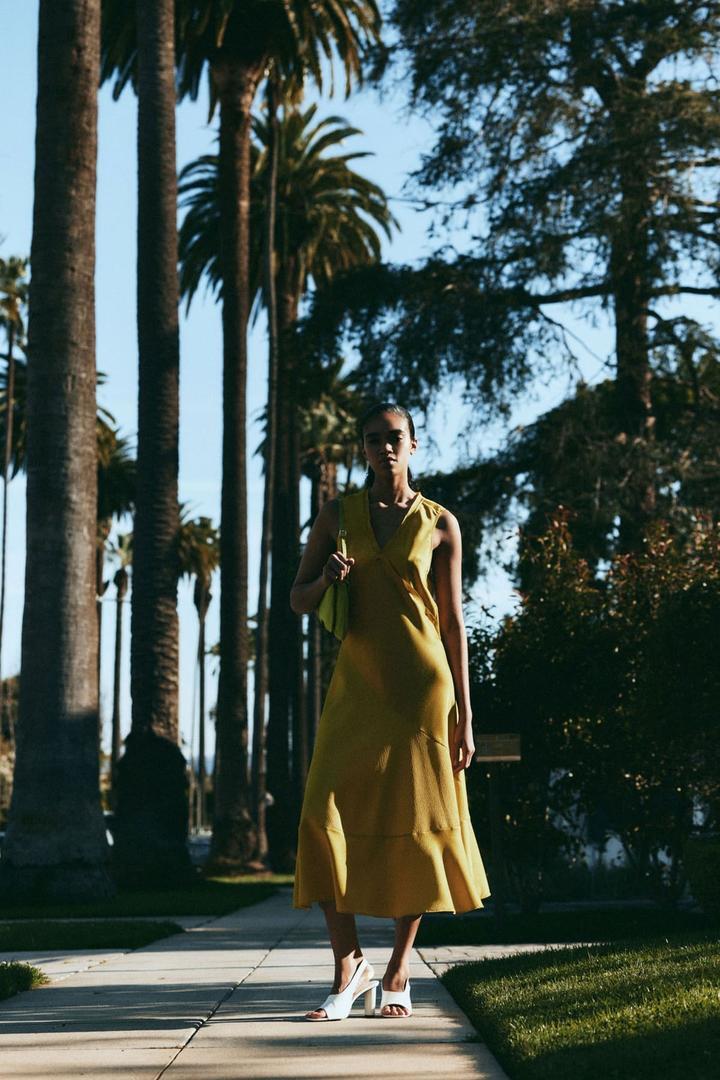 El nuevo vestido Lima satinado de Sfera